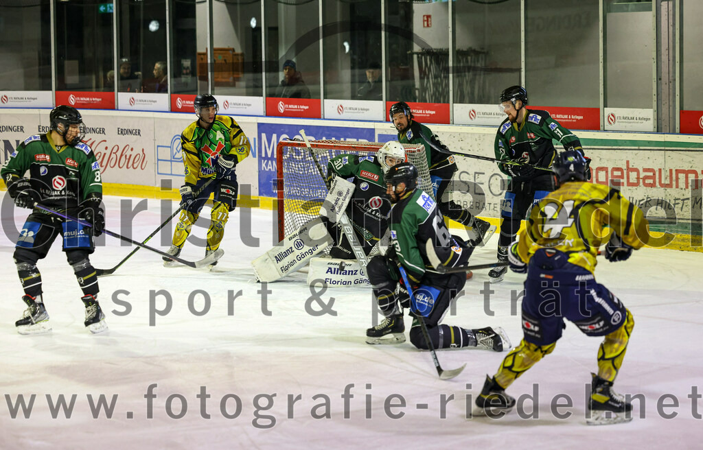 2022-12-16_056_TSV_Erding_gegen_EC_Pfaffenhofen | Erding, Deutschland, 16.12.2022:
Eishockey, Bayernliga 2022 / 2023, 21. Spieltag, TSV Erding gegen EC Pfaffenhofen, Endergebnis: 14:1

Wassilij Guft-Sokolov (Erding Gladiators, #8), Torwart Patrick Mayer (Erding Gladiators, #30), Tobias Cramer (Erding Gladiators, #63), Quirin Oexler (EC Pfaffenhofen, #4), Roni Rukajärvi (Erding Gladiators, #61)

Foto: Christian Riedel / fotografie-riedel.net