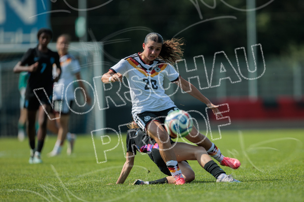 Testspiel U16-Juniorinnen: Deutschland – England | Die Bildergalerie dokumentiert das Länderspiel der deutschen U16-Juniorinnen gegen die Auswahl Englands. Die Fotografien zeigen Spielaktionen, Zweikämpfe, Torchancen, Mannschaftsszenen sowie weitere Impressionen der Begegnung. Die Aufnahmen entstanden im Rahmen des Testspiels beider Nachwuchsnationalmannschaften in der Kümpel + Hellmeister Arena in Hamm am 20. Juni 2026 und halten die sportlichen und emotionalen Momente des Spiels fest. - Realisiert mit Pictrs.com