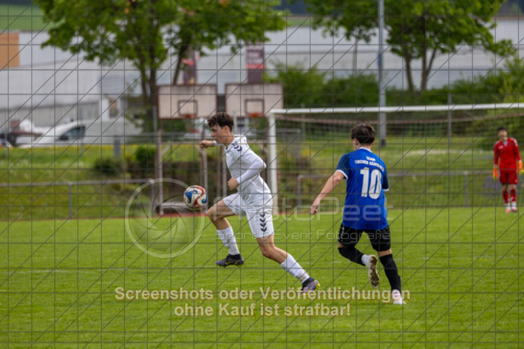 20250426_163400_0327 | #, SGM 1.FC Donzdorf/Reichenbach (weiß) vs. SGM FV 08 Unterkochen (blau), Fussball, A-Junioren Regionenstaffel Mitte 3 - WfV, Saison 2024/2025, Rasenplatz, Lautertal Stadion, Süßener Straße 16, 73072 Donzdorf, 26.04.2025 - 16:00 Uhr,Foto: PhotoPeet-Sportfotografie/Peter Harich