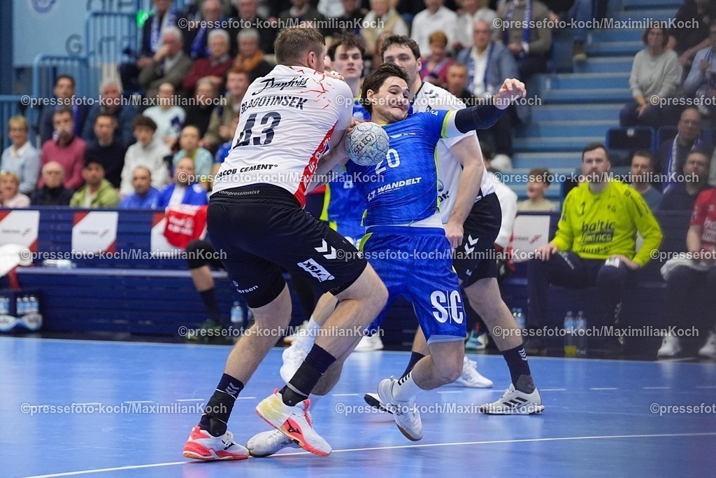 xYDRx10022601017 | 10.02.2026, xydrx, Handball, 1.HBL, VfL Gummersbach - SG Flensburg-Handewitt, Schwalbe-Arena: Blaz Blagotinsek (SG Flensburg-Handewitt #43) im Zweikampf gegen Ludvig Hallbaeck (VfL Gummersbach #20)   Photo: xYannisxDreimannxPressefotoKochx