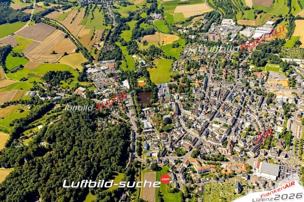 Das Luftbild zeigt : Luisenburgstrasse Wunsiedel - Die Luftaufnahme wurde 2023 vom UL-Flugzeug aus erstellt ( keine Drohne ) - Hochauflösende Luftaufnahme - Für grossformatige Ausdrucke geeignet. Die Geschenkidee !Mit Lizenz und Bildrechte bestellbar