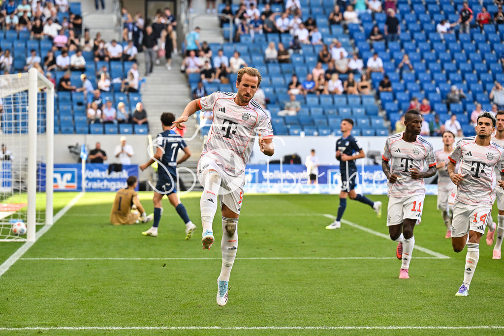 TSG 1899 Hoffenheim - FC Bayern München | Jubel der Bayern nach dem Treffer zum 0-2 durch Harry KANE (FC Bayern Muenchen 9) / Elfmeter / Tor / Torschuetze / Freude / Happy / Bundesliga: TSG 1899 Hoffenheim - FC Bayern München; PreZero-Arena am 20.09.2025 / DFL REGULATIONS PROHIBIT ANY USE OF PHOTOGRAPHS AS IMAGE SEQUENCES AND/OR QUASI-VIDEO