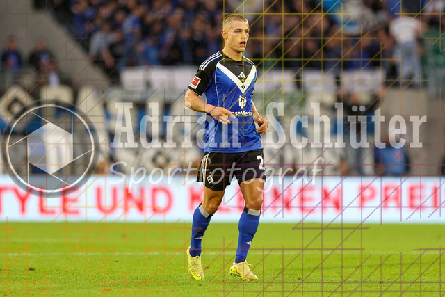1. FC Köln vs Hamburger SV - 1. Bundesliga  | Köln, Deutschland, 02.11.25:   Miro Muheim (Hamburger SV) schaut waehrend des Spiels der Bundesliga zwischen  1. FC Köln vs Hamburger SV in der RheinEnergieStadion(Foto von Brauer-Fotoagentur / Adrian Schlueter)