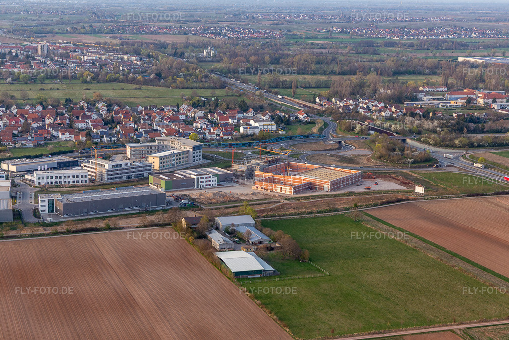 Luftbild: Gewerbepark am Messegelände im Ortsteil Queichheim in Landau im Bundesland Rheinland-Pfalz in Deutschland. Foto: IMG_131070.jpg vom 28.03.2022 durch Werner Riehm/FLY-FOTO.deWWW.GEWERBEPARK-AM-MESSEGELAENDE.DE