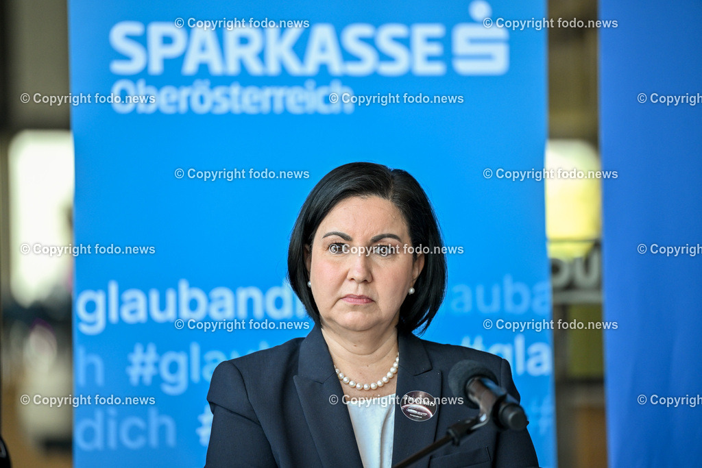 Pressekonferenz Brucknerhaus Linz - Klangwolke 2024_ Pioneer 52Hz_ 14.05.2024-16 | 14.05.2023, Brucknerhaus Linz, AUT, Pressekonferenz Brucknerhaus Linz - Klangwolke 2024, Pioneer 52Hz, im Bild Stefanie Christina Huber (Vorstandsvorsitzende Sparkasse Oberoesterreich)