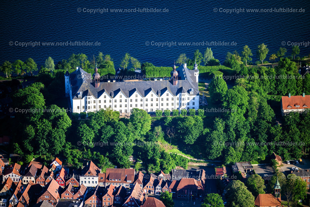 Plön_Schloss_ELS_1843150524 | PLöN 15.05.2024 Burganlage des Schloss Plön in Plön im Bundesland Schleswig-Holstein. Das Plöner Schloss thront auf einer Anhöhe mitten in der historischen Altstadt von Plön. Das historische Gebäude steht am Nordufer des Großen Plöner See und wird umrahmt durch die Häuser der Kreisstadt Plön. Heute beherbergt das weiße Schloss die gemeinnützige " Fielmann - Akademie ", eine öffentliche Bildungsstätte für Optiker aus ganz Europa. // Castle of Schloss Ploen in Ploen in the state Schleswig-Holstein. Foto: Martin Elsen