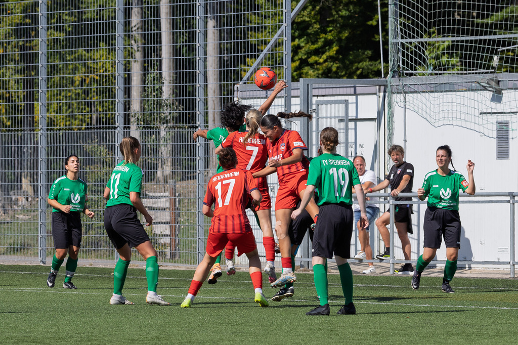 FCHSTE_250921_4780 | 1.FC Heidenheim 1846 II vs. TV Steinheim, Fußball, Frauen, Bezirksliga, 2025/2026, 2.Spieltag, 21.09.2025 in Heidenheim, Kunstrasen b. Voith-Arena West(Foto: Michael Bulling) - Realisiert mit Pictrs.com