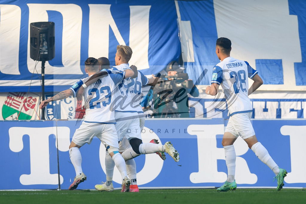 FCMFCK20210904_004 | Fussball, Herren: Luca Schuler (1. FC Magdeburg) Torjubel, jubelt mit seiner Mannschaft nach dem Treffer zum 1:0 beim Spiel der 3. Liga zwischen 1. FC Magdeburg und 1. FC Kaiserslautern in der MDCC-Arena am 04.09.2021 in Magdeburg, Deutschland.DFB / DFL REGULATIONS PROHIBIT ANY USE OF PHOTOGRAPHS AS IMAGE SEQUENCES AND/OR QUASI-VIDEO. - Realisiert mit Pictrs.com