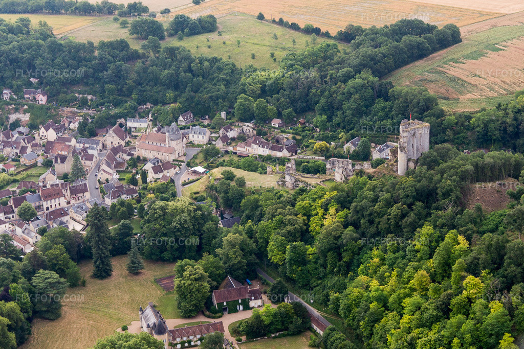 Aerial view: View of the town in Lavardin in the state Loir et Cher, France. – Photo: IMG_101149.jpg taken on 06/24/2017 by Werner Riehm/FLY-FOTO.com – Resolution of the original: 4130 x 2753 px