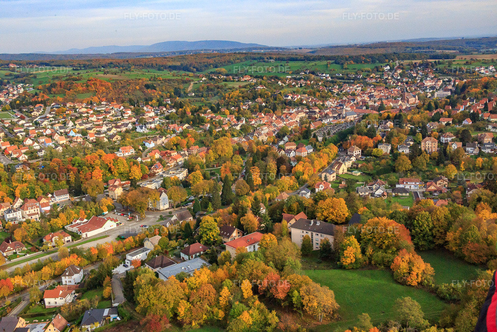 Luftbild: All. des Tilleuls in Niederbronn-les-Bains im Bundesland Bas-Rhin in Frankreich. – Foto: IMG_084765.jpg vom 24.10.2015 durch Werner Riehm/FLY-FOTO.de – Auflösung des Originals: 5472 x 3648 px