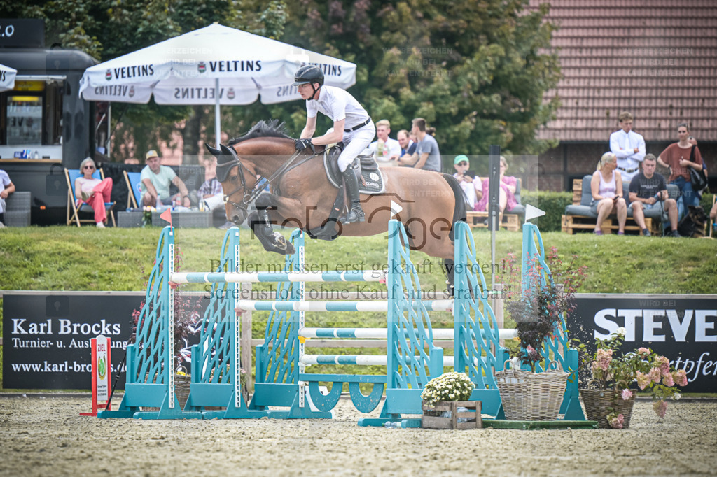 DOS_2318 | Entdecke hochwertige Reitturnierfotos von Foto Oger. Professionell, emotional und authentisch – jetzt Lieblingsmomente im Shop bestellen. - Realisiert mit Pictrs.com