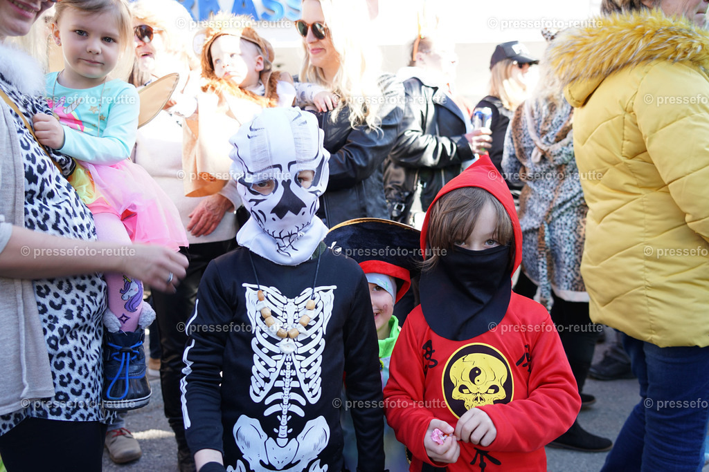 news-2023-Feb16-Unsinniger_Fasching_Reutte-sony-DSC02405 | Info aus dem Bezirk Reutte/Ausserfern Tirol sowie eine umfangreiche Bilddatenbank über die gesamte Region: Lechtal, Talkessel Reutte, Tannheimertal, Zwischentoren. Lech, Plansee, Zugspitze, Grenztunnel, B179, Fernpassstraße, Verkehr, Lawinen, Tradition, - Realisiert mit Pictrs.com