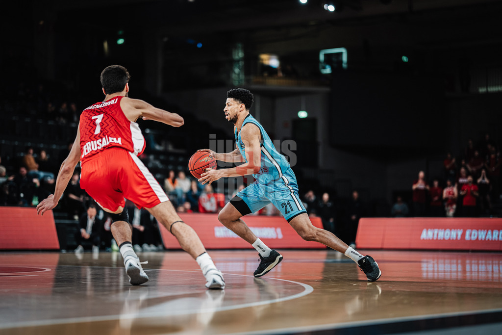 Basketball | Männer | Saison 2024/2025 | BKT EuroCup | Veolia Towers Hamburg vs. Hapoel Bank Yahav Jerusalem | 17.12.2024 | Jordan Barnett (#21, Veolia Towers Hamburg) am Ball