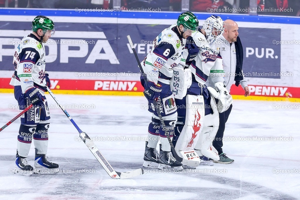 KEC15042601148 | 15.04.2026, Eishockey, DEL Halbfinale Play-Offs, Kölner Haie - Eisbären Berlin, Spiel 4, Lanxess-Arena Köln: Goalie Jake Hildebrand (Eisbären Berlin #30) muss verletzt neben Kai Wissmann (Eisbären Berlin #06)  vom Spielfeld getragen werden Verletzung Schmerzen 