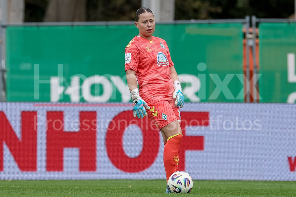 Fussball, Google Pixel Frauen-Bundesliga, SV Werder Bremen - TSG 1899 Hoffenheim | Mariella El Sherif (Torhüterin, Torwart, SV Werder Bremen, 39) am Ball, Freisteller, Einzelbild, Ganzkörper, Aktion, Action, Spielszene, DIE DFB-RICHTLINIEN UNTERSAGEN JEGLICHE NUTZUNG VON FOTOS ALS SEQUENZBILDER UND/ODER VIDEOÄHNLICHE FOTOSTRECKEN. DFB REGULATIONS PROHIBIT ANY USE OF PHOTOGRAPHS AS IMAGE SEQUENCES AND/OR QUASI-VIDEO.