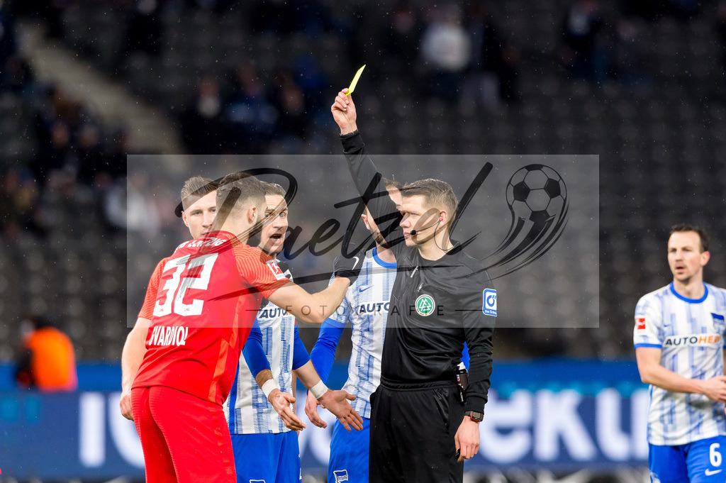 BSCRBL20220220_183 | Fussball, Herren: Schiedsrichter Patrick Ittrich zeigt Josko Gvardiol (RB Leipzig) die gelbe Karte bei dem Spiel der 1. Bundesliga zwischen Hertha BSC und RB Leipzig im Olypiastadion am 20.02.2022 in Berlin, Deutschland.DFB / DFL REGULATIONS PROHIBIT ANY USE OF PHOTOGRAPHS AS IMAGE SEQUENCES AND/OR QUASI-VIDEO. - Realisiert mit Pictrs.com