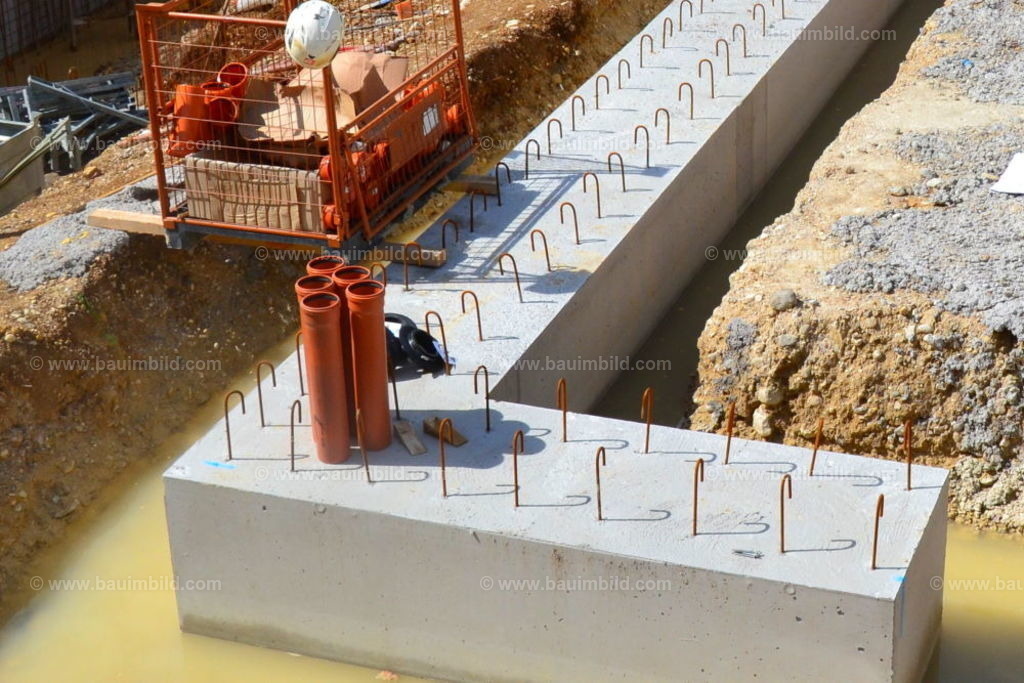 bib-lg03-abwasserkanal-0004 | Nach LV-Leistungsgruppen sortierte Detailfotos über den Bau eines Hauses. Alle Hausbau-Bilder direkt vom Urheber und Autor der Website Haus-Selber-Bauen.com