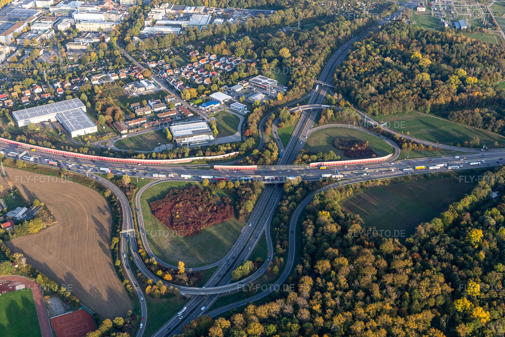 Luftbild: Streckenführung und Fahrspuren im Verlauf der Autobahn- Abfahrt und Zufahrt Karlsruhe Mitte der BAB A5 im Ortsteil Durlach in Karlsruhe im Bundesland Baden-Württemberg in Deutschland. Foto: IMG_123452.jpg vom 19.10.2020 durch Werner Riehm/FLY-FOTO.de