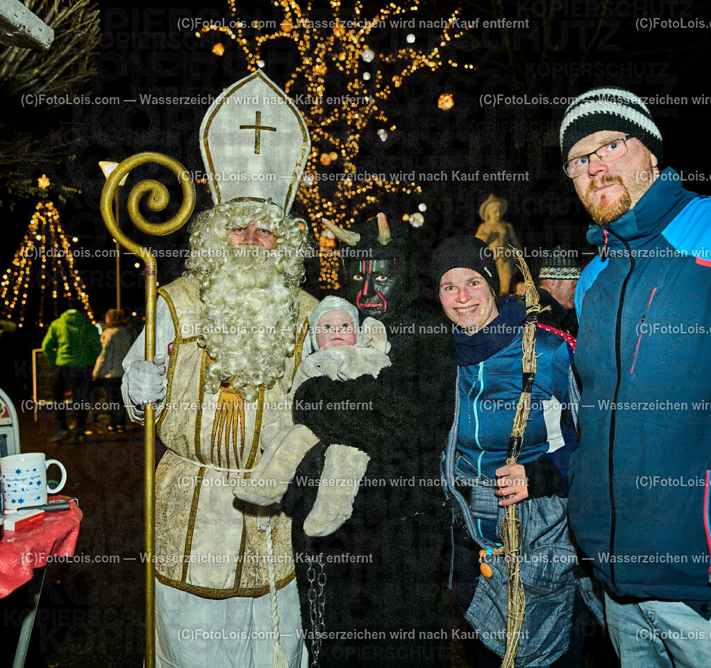 ALP7739_Wieselburger Advent_Nikolaus-Familie Grubmueller | (C)FotoLois.com, Alois Spandl, Wieselburger Advent im Schlosspark, Besuch durch den Hl. Nikolaus und seinen Krampussen, Sa 3. Dezember 2022.