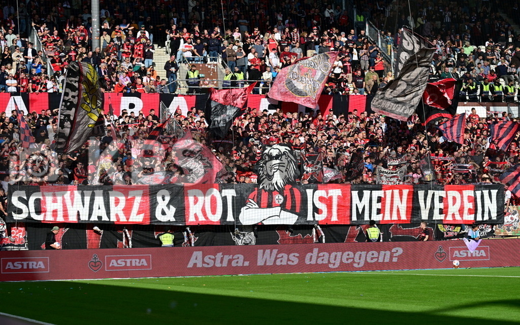 KBS Picture_FCStPauli-Bayer04Leverkusen_024 | Leverkusen Fans mit Banner auf der Nordtribuene ,Sportplatz :  Millerntor Stadion, - Realisiert mit Pictrs.com