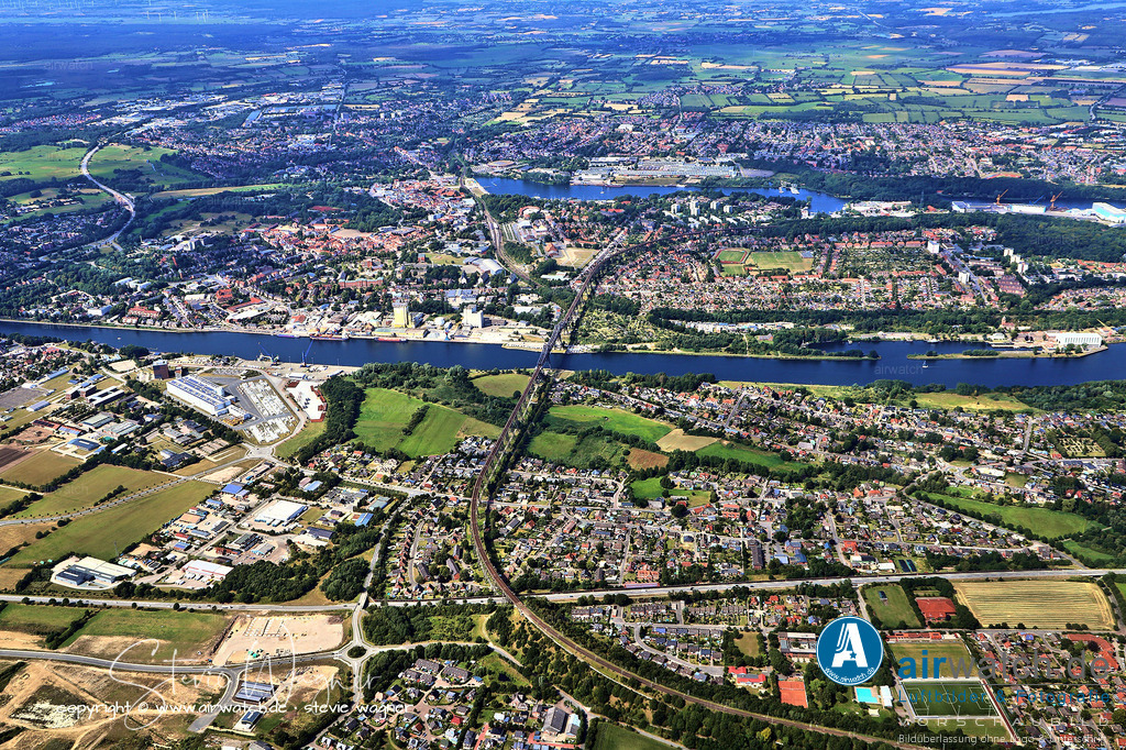 Luftbild Rendsburg - | Entdecken Sie atemberaubende Luftbilder und Fotografien auf airwatch.de - Tauchen Sie ein in eine Welt voller faszinierender Aufnahmen aus der Vogelperspektive.