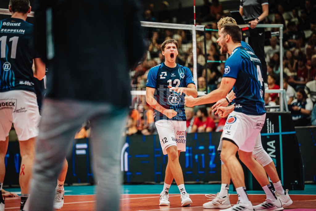 Volleyball | Herren | Saison 2025/2026 | Volleyball Ligacup | VfB Friedrichshafen vs. WWK Volleys Herrsching | 12.10.2024 | Daniel Habermaas (#12, VfB Friedrichshafen) jubelt