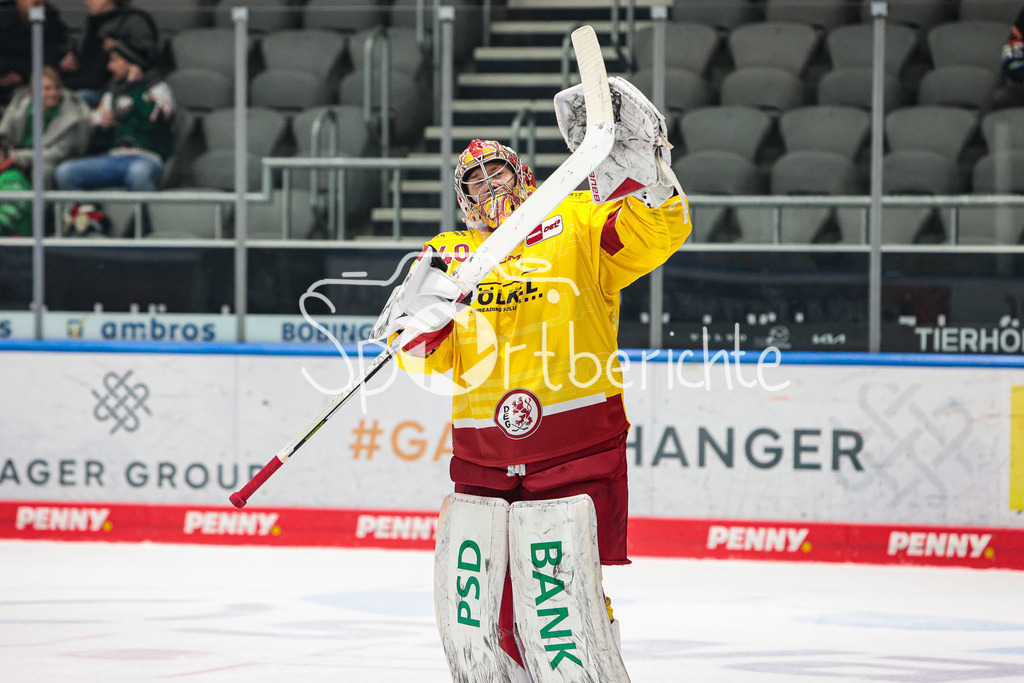 Augsburger Panther - Duesseldorfer EG | Henrik HAUKELAND (DEG #40) feiert zusammen mit den mitgereisten Fans den Sieg in Augsburg