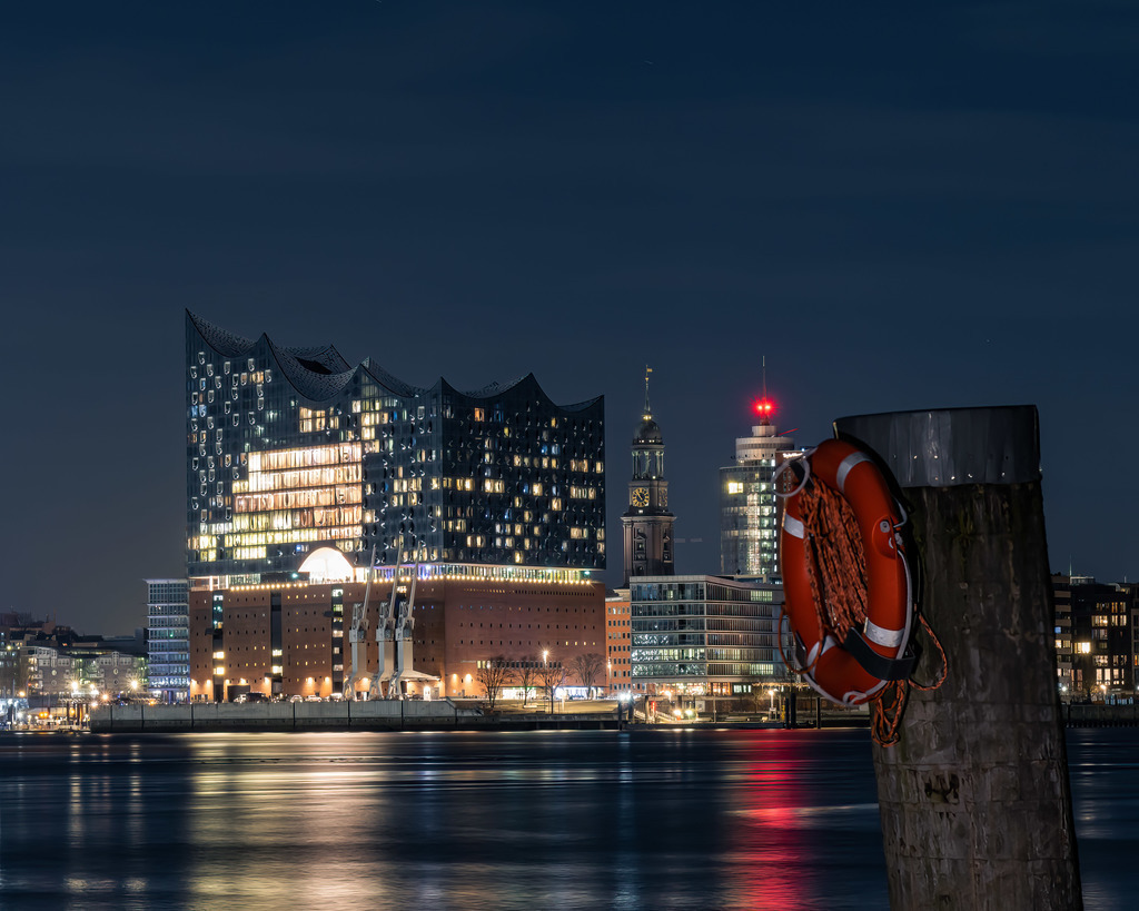 Hafenblick auf die Elbphilharmonie | Ein maritimer Blick über die Elbe zur Elbphilharmonie, ergänzt durch typische Hafendetails im Vordergrund. - Realisiert mit Pictrs.com
