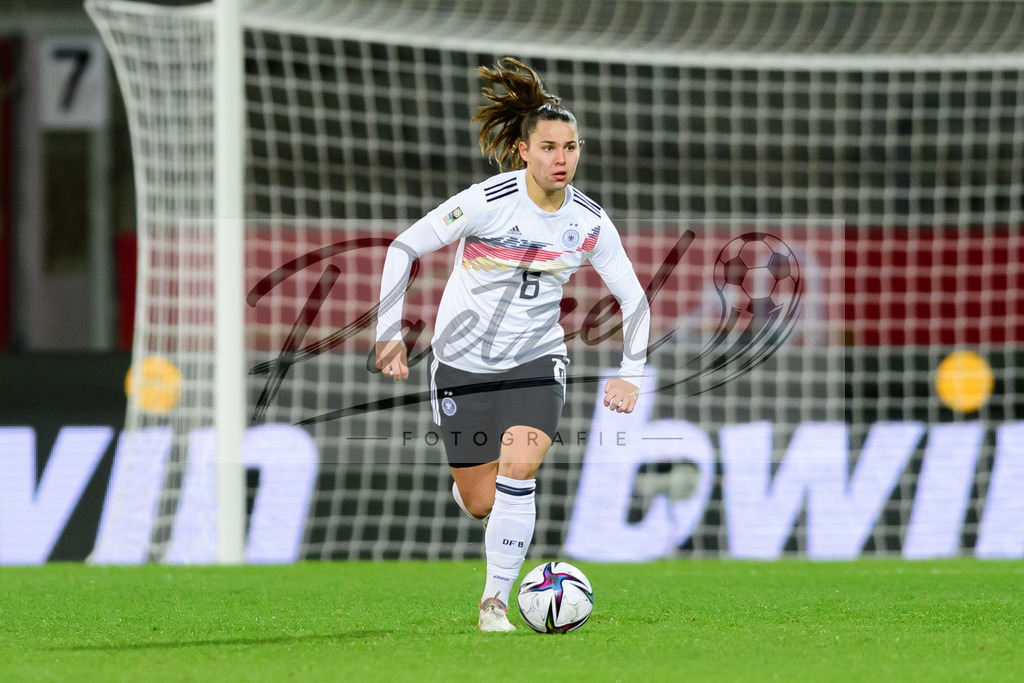 GERTUR20211126_153 | Fussball, Frauen: Jana Feldkamp (Germany) in Aktion, am Ball, Einzelaktion bei dem Spiel der WM-Qualifikation zwischen Deutschland und Tuerkei im Eintracht-Stadion am 26.11.2021 in Braunschweig, Deutschland. - Realisiert mit Pictrs.com