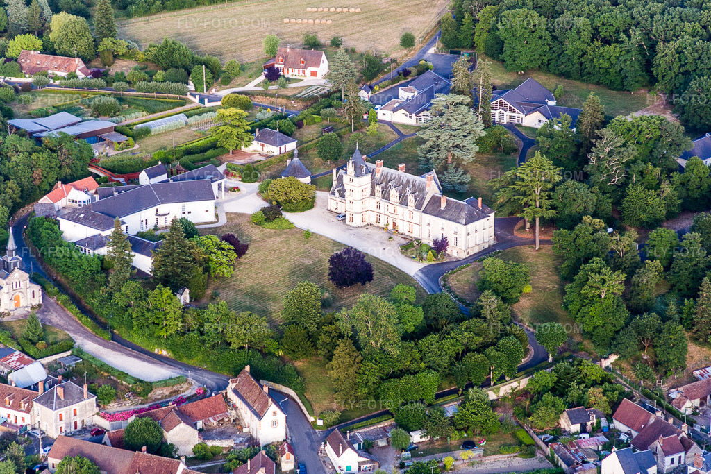 Aerial view: CAS Dessaignes Castle Park, Center d'Accueil et de Soins du CDSAE Val de Loire in Rilly-sur-Loire in the state Loir et Cher, France. – Photo: IMG_082430.jpg taken on 06/20/2015 by Werner Riehm/FLY-FOTO.com – Resolution of the original: 5238 x 3492 px