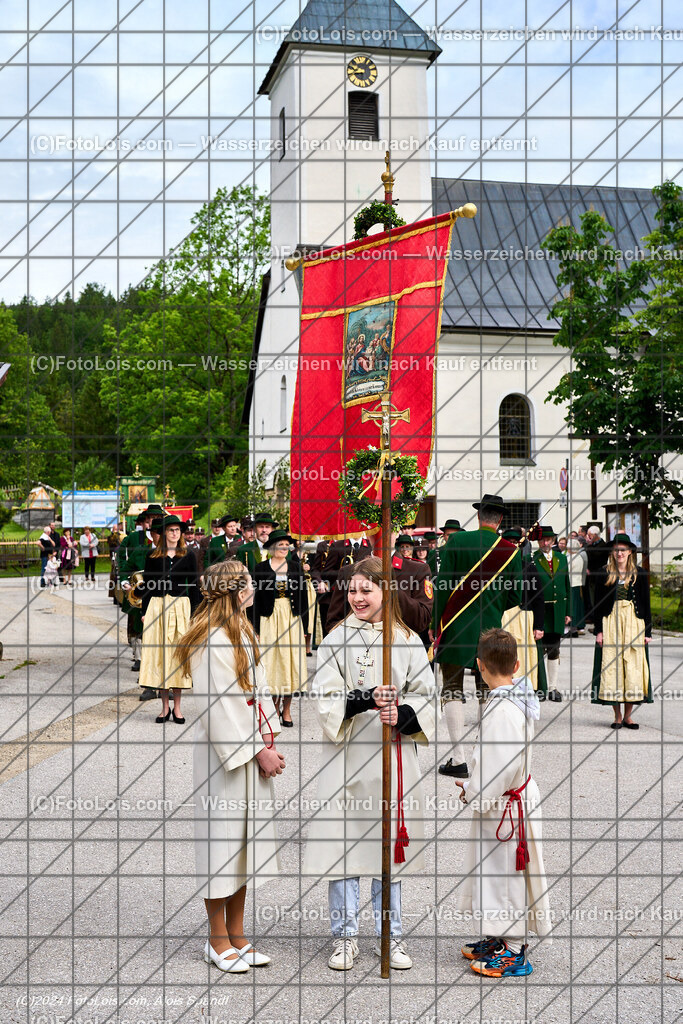 ALP7684_Fronleichnam_Lackenhof_Umzug | (C)FotoLois.com, Alois Spandl. FRONLEICHNAM in Lackenhof mit Pfarrer Norbert Burmettler, Musikkapelle, Feuerwehr, Goldhaubengruppe und vielen LackenhoferInnen, Do 30. Mai 2024.