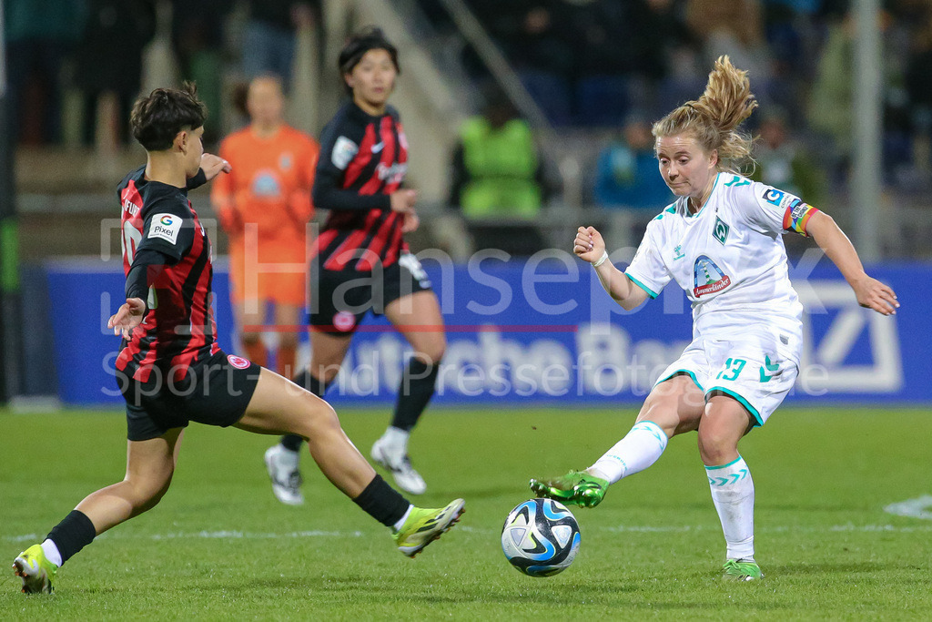 Fussball, Google Pixel Frauen-Bundesliga, Eintracht Frankfurt - SV Werder Bremen | v.li.: Dilara Acikgöz (Eintracht Frankfurt, 29) und Ricarda Walkling (SV Werder Bremen, 13) im Zweikampf, Duell, Dynamik, Aktion, Action, Spielszene, DIE DFB-RICHTLINIEN UNTERSAGEN JEGLICHE NUTZUNG VON FOTOS ALS SEQUENZBILDER UND/ODER VIDEOÄHNLICHE FOTOSTRECKEN. DFB REGULATIONS PROHIBIT ANY USE OF PHOTOGRAPHS AS IMAGE SEQUENCES AND/OR QUASI-VIDEO.
