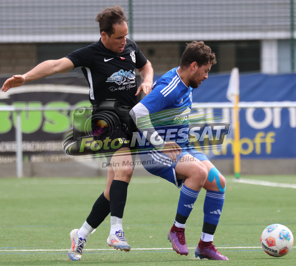 SV Enger-Westerenger - TSV Löhne | Auf dem Bild zu sehen: blau SV Enger-Westerenger: Taha Baroude ; schwarz TSV Löhne: Yazid Heddad SV Enger-Westerenger, TSV Löhne, Saison 25/26, Kreisliga A, Enger, Deutschland - Realisiert mit Pictrs.com