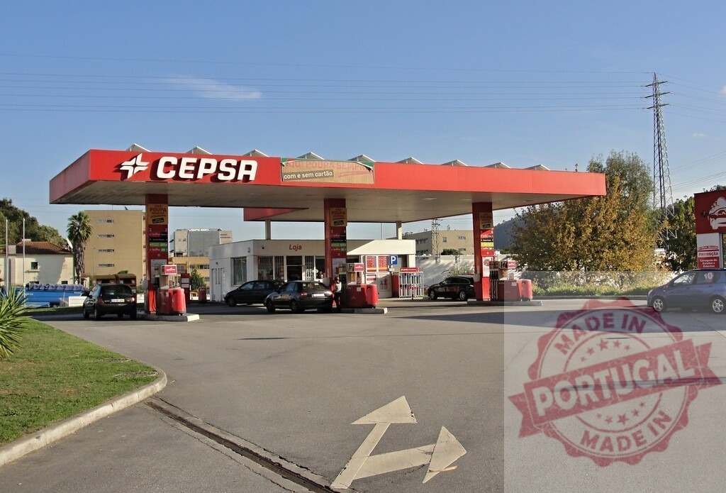 CEPSA gas station with fuel pumps and cars | CEPSA gas station canopy covering fuel pumps with cars filling up on a sunny day - Realisiert mit Pictrs.com