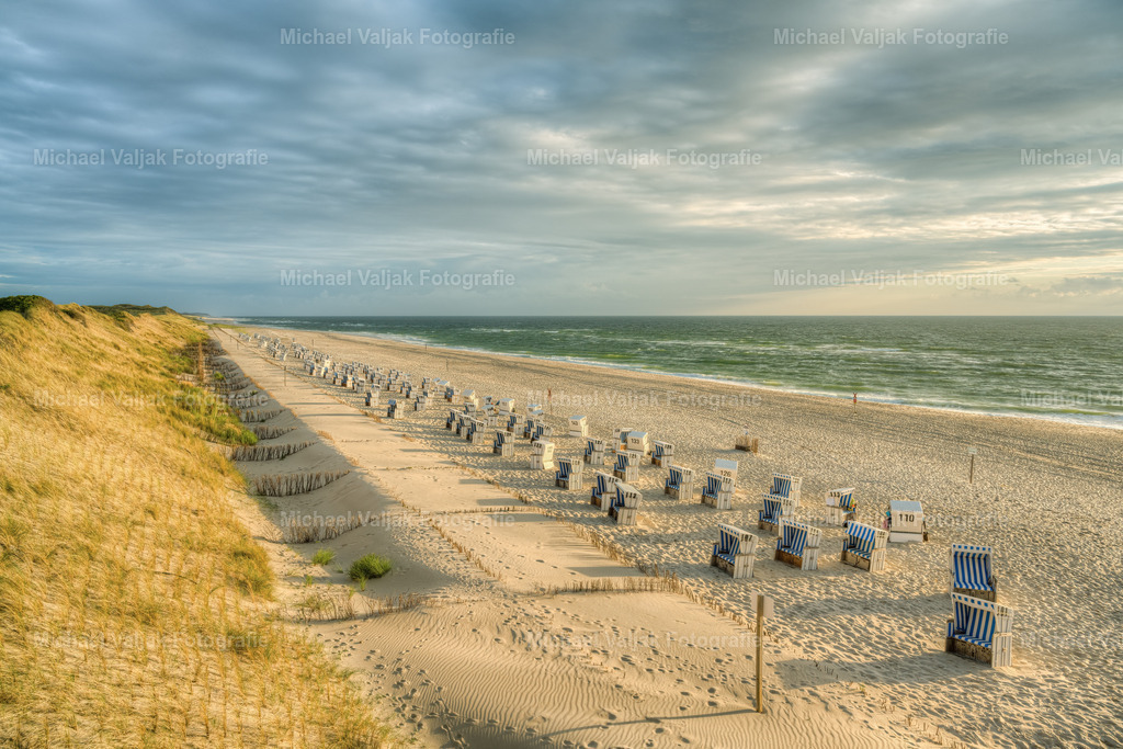 Weststrand in List auf Sylt | Für einen kurzen Moment bricht die Sonne durch die Wolkendecke und taucht den Weststrand in List auf Sylt in ein goldenes Abendlicht.  - Realisiert mit Pictrs.com
