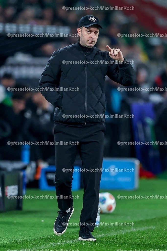 BMG28112501030 | 28.11.2025, Fußball, Borussia Mönchengladbach - RB Leipzig, 1. Fußball Bundesliga, 12.Spieltag, Borussia-Park, Saison 2025 2026: Cheftrainer Ole Werner (RB Leipzig #hc) gestikulierend am Spielfeldrand  DFB regulations prohibit any use of photographs as image sequences and or quasi-video.