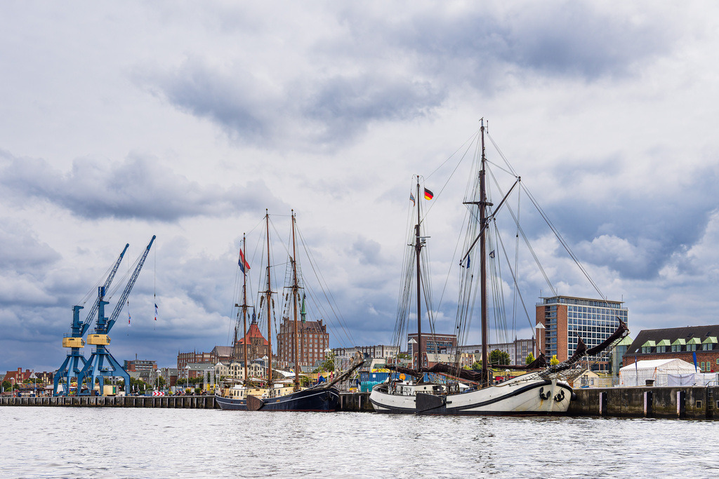 Blick über den Fluss Warnow auf die Hansestadt Rostock | Blick über den Fluss Warnow auf die Hansestadt Rostock.