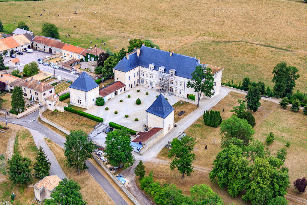 Vue aérienne: Château de Montbras à Montbras dans le département Meuse, France – .Photo: IMG_083580.jpg prise le 13/07/2015 par Werner Riehm/FLY-FOTO.eu – Résolution de l'original: 5005 x 3337 px – Le Chateau de Montbras vous accueille dans la Meuse
