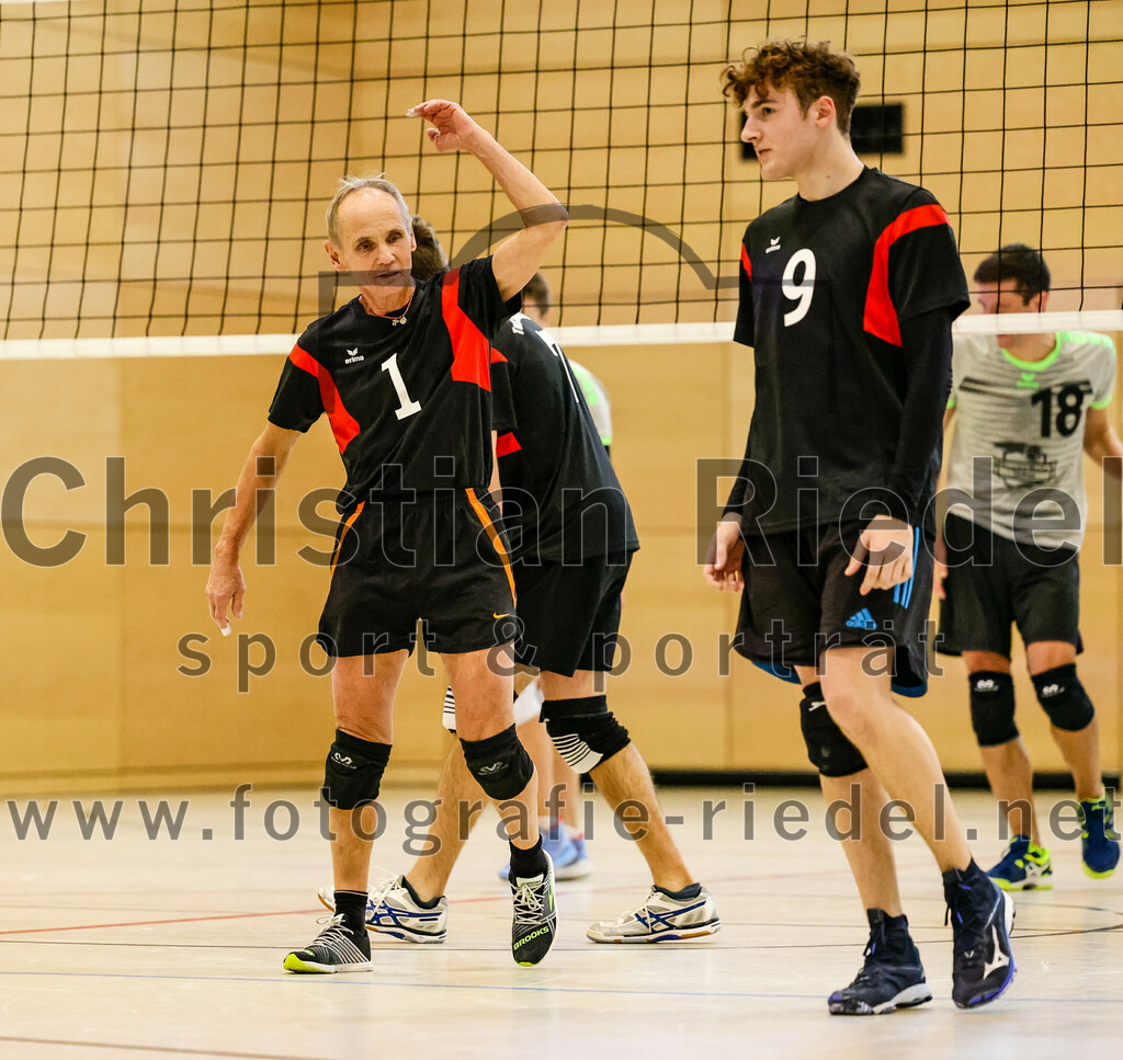 2021-11-27_085_TuS_Oberding_II_gegen_MTV_1881_Ingolstadt_III | Oberding, Deutschland, 27.11.2021:
Volleyball, Kreisliga 2021 / 2022, 5. Spieltag, TuS Oberding II gegen MTV 1881 Ingolstadt III, Endergebnis: 3:2

Andreas Ruß (TuS Oberding, #1), Hayden Lorenz (TuS Oberding, #9)

Foto: Christian Riedel / fotografie-riedel.net