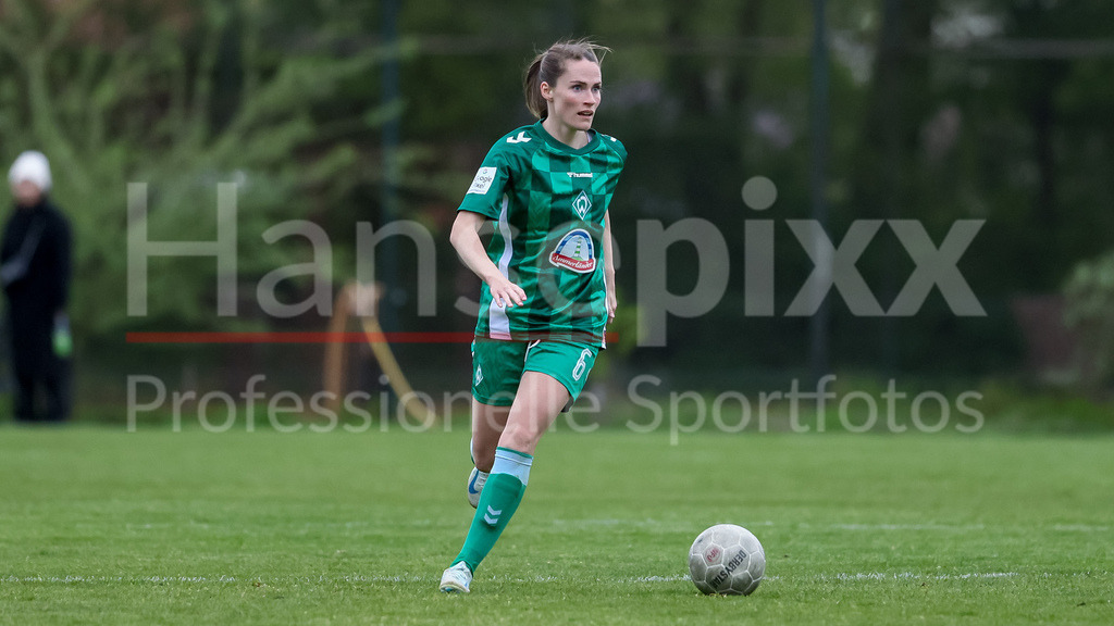 Fussball, Testspiel Frauen, ATS Buntentor - SV Werder Bremen | v.li.: Reena Wichmann (SV Werder Bremen, 6) am Ball, Freisteller, Einzelbild, Ganzkörper, Aktion, Action, Spielszene