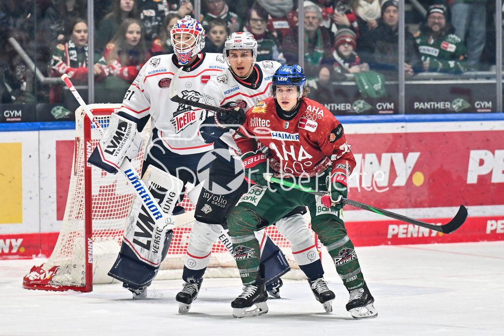 Augsburger Panther - Nürnberg Ice Tigers | AUGSBURG, GERMANY - 23. DECEMBER: v. l. Niklas TREUTLE (Nürnberg Ice Tigers 31), Jakob WEBER (Nürnberg Ice Tigers 41) und Tim WOHLGEMUTH (Augsburger Panther 33) während dem Match zwischen den Augsburger Panthern und den Nürnberg Ice Tigers am 31. Spieltag der Penny DEL im Curt Frenzel Stadion