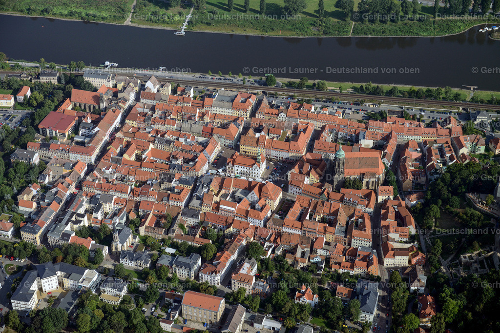 3291839 | PIRNA 07.09.2021 Gebäude des Rathauses der Stadtverwaltung am Marktplatz im Zentrum der Innenstadt in Pirna im Bundesland Sachsen, Deutschland. // Town Hall building of the City Council Am Markt in the inner city in Pirna in the state Saxony, Germany. Foto: Gerhard Launer
