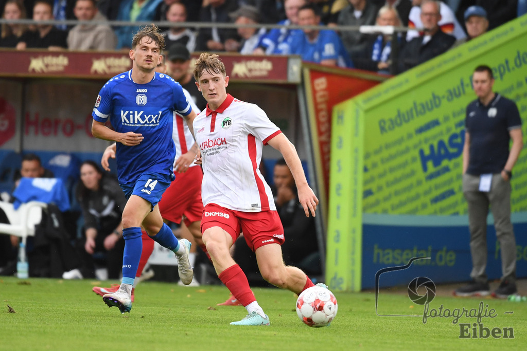 SV Meppen-VfB Lübeck | Herren Regionalliga Nord; SV Meppen (blau)-VfB Lübeck (weiß) am 01.08.2025 in Meppen (Hänsch-Arena), Photo: Philip Eiben 2025 - Realisiert mit Pictrs.com