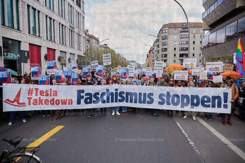 250405_TeslaTakedown_24 | "Tesla Takedown" rally against Musk and facism in front of the Tesla Store in Berlin, Germany. Germany also has a Tesla factory ~30km from Berlin. - Realisiert mit Pictrs.com