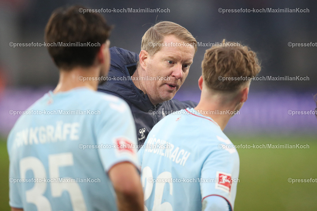 RWE06012402154 | 06.01.2024, Essen, Fußball, Herren, Stadion an der Hafenstraße, Testspiel, Rot-Weiss Essen – 1. FC Köln:  Cheftrainer Timo Schultz (1.FC Köln) steht bei seinem ersten Spiel als neuer Trainer mit seiner Mannschaft zusammen. 
DFB regulations prohibit any use of photographs as image sequences and or quasi-video.