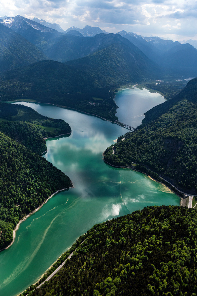 dr__0098099.jpg | LENGGRIES 19.05.2022 Talsperren - Staudamm und Uferbereiche am Stausee Sylvensteinspeicher bei Lenggries - Fall im Bundesland Bayern, Deutschland. Die Sylvensteinsperre staut Isar, Dürrach und Walchen. Zwei Kraftwerke dienen der Stromerzeugung. // Dam and shore areas at the lake Sylvensteinsee in Lenggries in the state Bavaria, Germany. Foto: Daniel Reiter