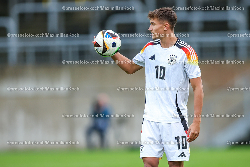 WUP14102402090 | 14.10.2024, Fußball, U20 Länderspiel Deutschland - Ghana, Stadion am Zoo, Wuppertal, Saison 2024 2025: Tom Bischof (GER #10)