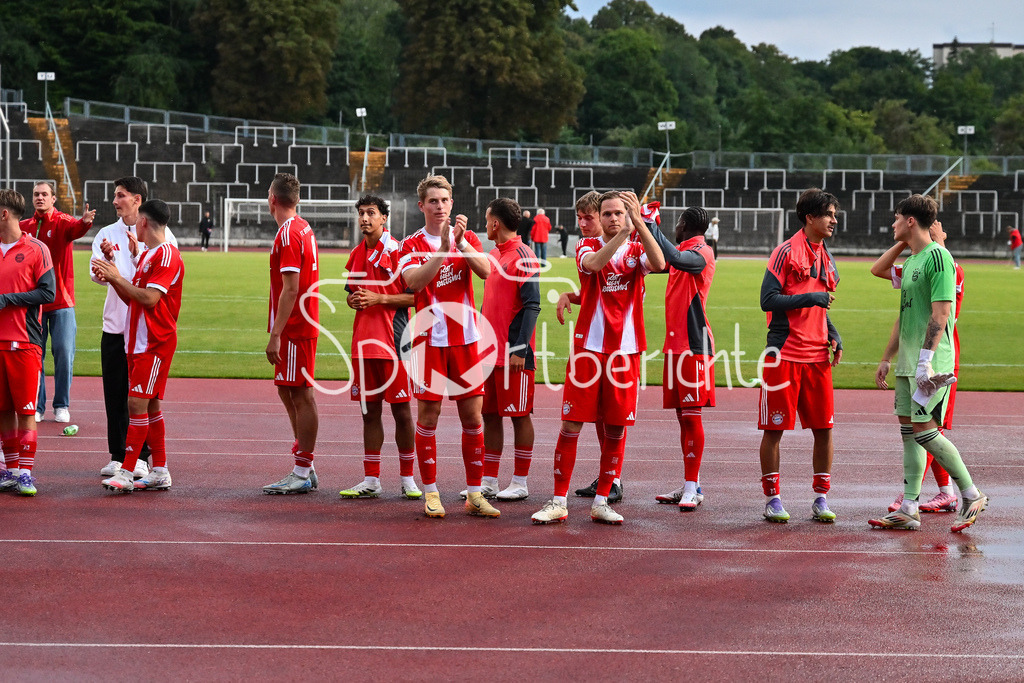 FC Augsburg II - FC Bayern Amateure | Die Spieler der Bayern Amateure bedanken sich nach der Partie bei den mitgereisten Fans / Regionalliga Bayern: FC Augsburg II - FC Bayern Muenchen II, Rosenaustadion am 25.07.2025