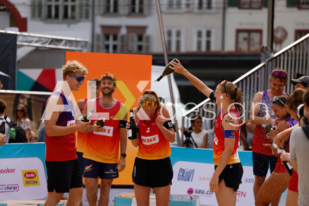 Obi BeachTour 2026 - Basel | BASEL, SWITZERLAND - JULY 19: MURIEL BOSSART (SUI) and LINDA ABBÜHL (SUI), ELENA CSONTOS (SUI) and FANNY DEECKE (SUI), ZOÉ FLÜCKIGER (SUI) and NADINE DEMIERRE (SUI), LEO DILLIER (SUI) and LUC EMANUEL FLÜCKIGER (SUI), FLORIAN BREER (SUI) and MATHIS KÄLIN (SUI), SIMON HAGENBUCH (SUI) and YVES HAUSSENER (SUI) during the Obi BeachTour 2026 celebration at Barfüsserplatz on July 19, 2026 in Basel, Switzerland. - Realisiert mit Pictrs.com