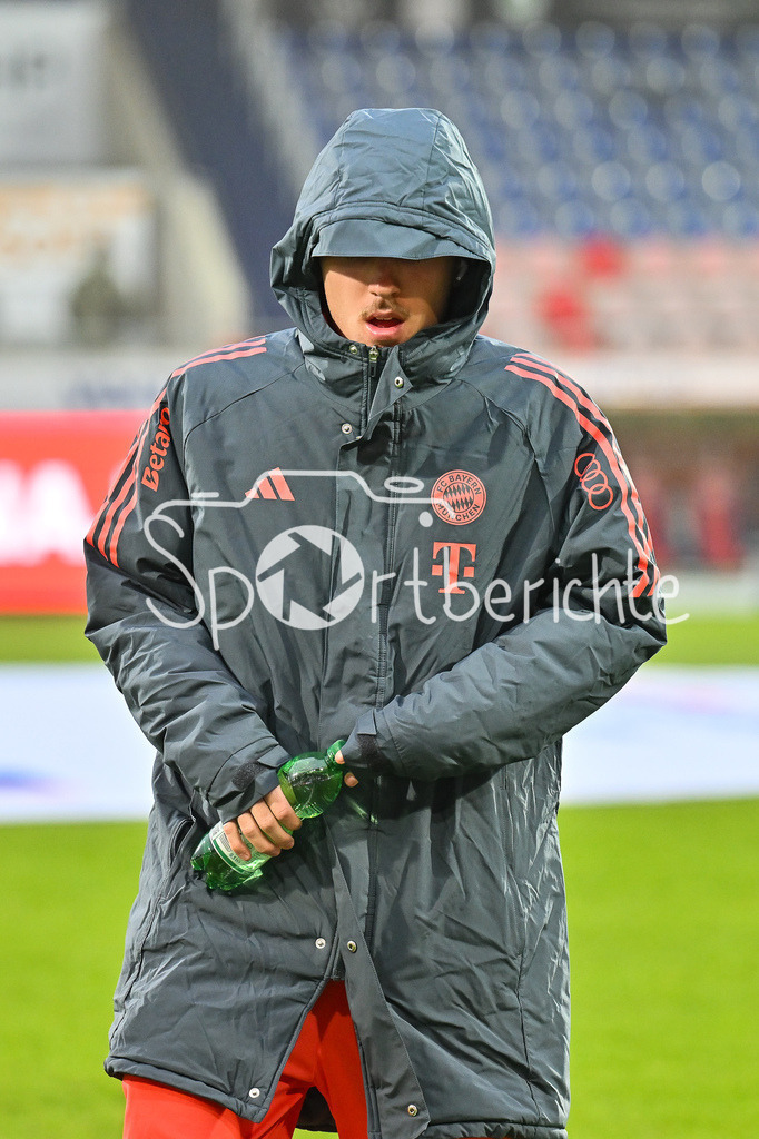 1. FC Heidenheim - FC Bayern München | HEIDENHEIM, GERMANY - 21. DECEMBER: im Bild Lennart KARL (FC Bayern Munich 42) vor dem Bundesligamatch zwischen dem 1. FC Heidenheim und dem FC Bayern München am 15. Spieltag in der Voith-Arena / DFL REGULATIONS PROHIBIT ANY USE OF PHOTOGRAPHS AS IMAGE SEQUENCES AND/OR QUASI-VIDEO